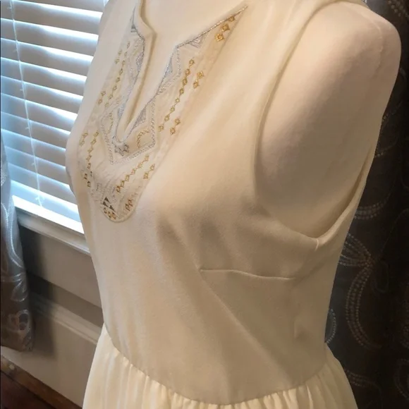 Francesca’s White Sleeveless Dress - Picture 6 of 13